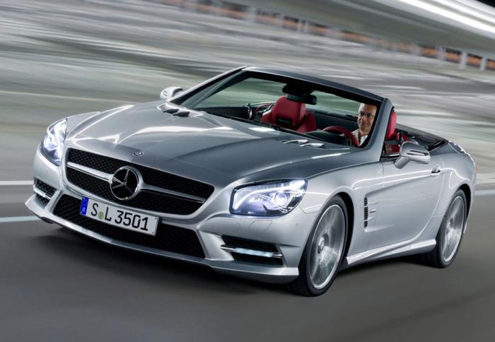 Η μορφή της νέας Mercedes SL έχει δεχθεί επιρροές από την αντίστοιχη των SLK και SLS και είναι πιο τετραγωνισμένη από πριν. Η μορφή της νέας Mercedes SL έχει δεχθεί επιρροές από την αντίστοιχη των SLK και SLS και είναι πιο τετραγωνισμένη από πριν.